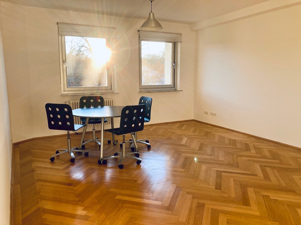 Helles Büro mit Balkon mitten im Lehel