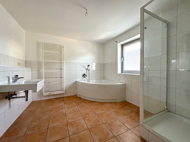 Bad mit Dusche und Wanne