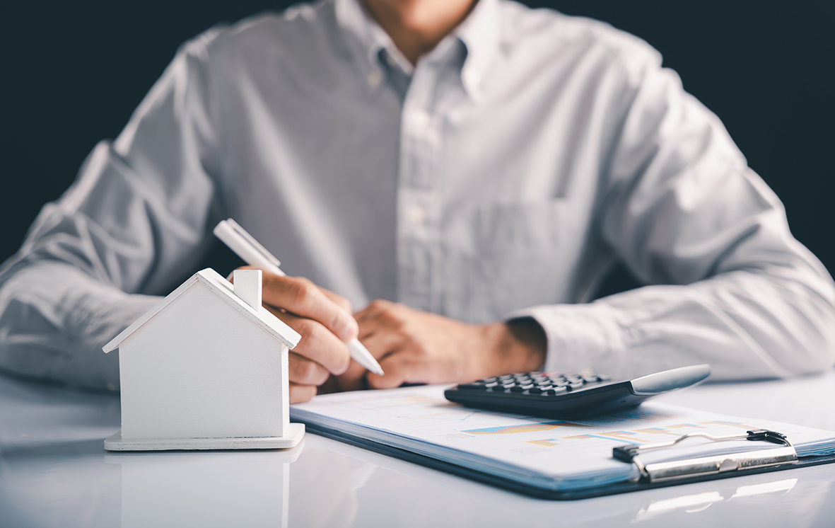 Real,Estate,Calculations,With,A,House,Model,On,The,Desk