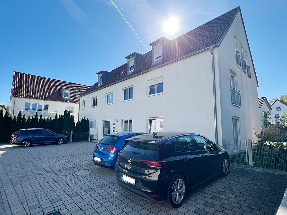 Stellplätze vor Haus 2