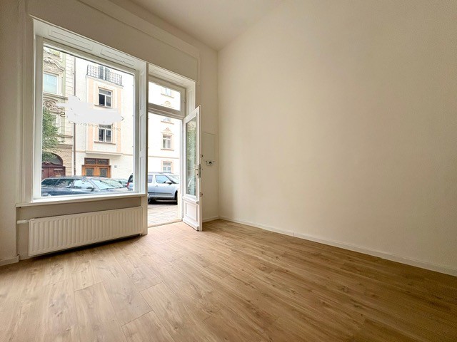 Eingang mit Schaufenster