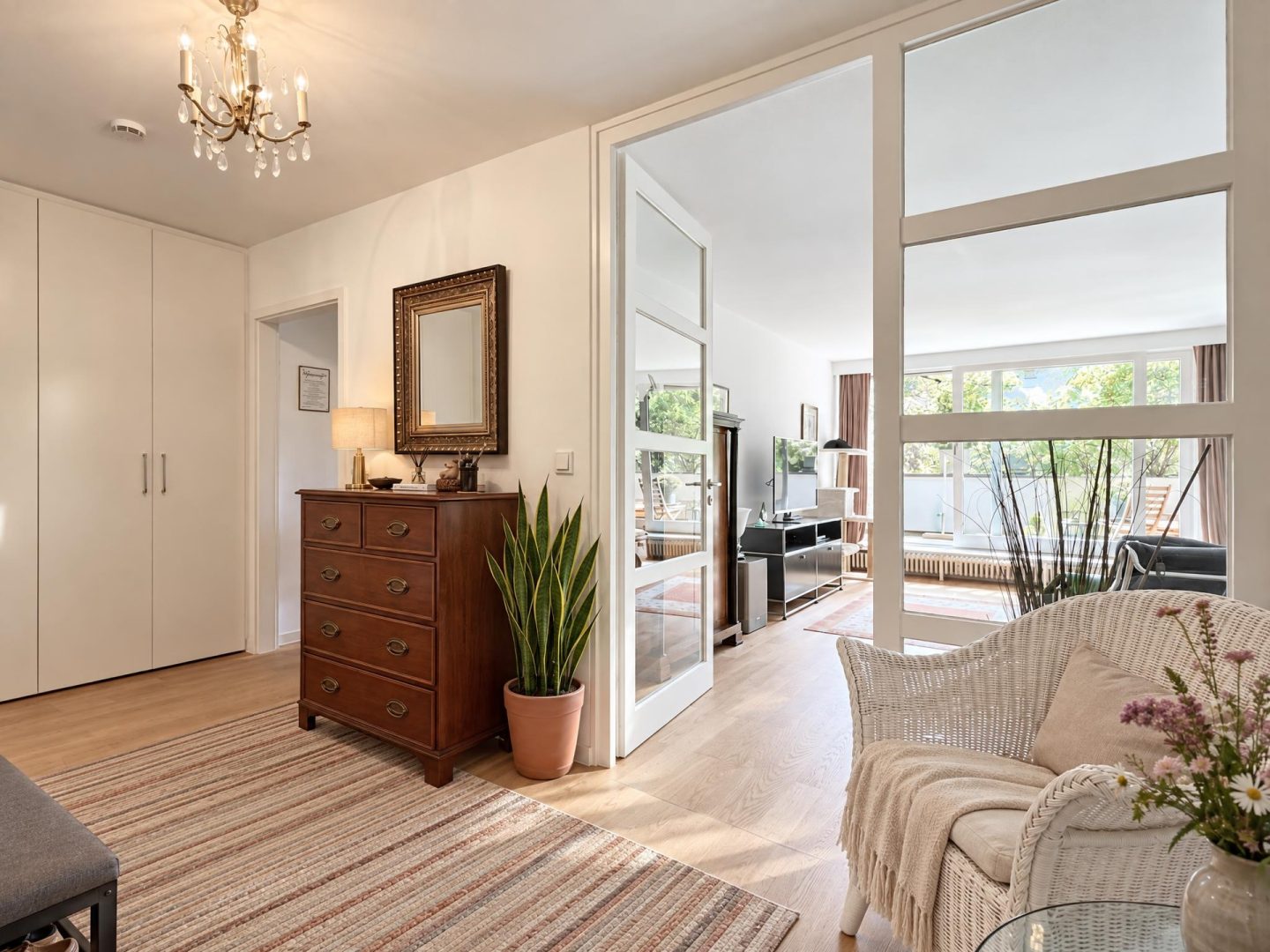 Flur mit Blick ins Wohnzimmer