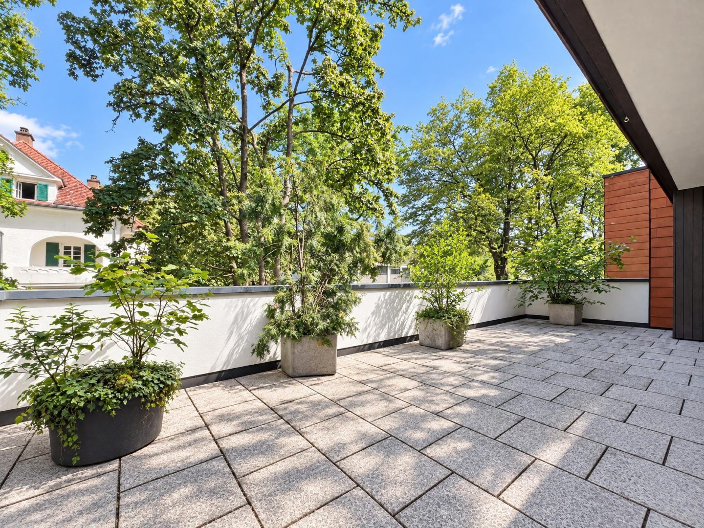 Dachterrasse zur Straße