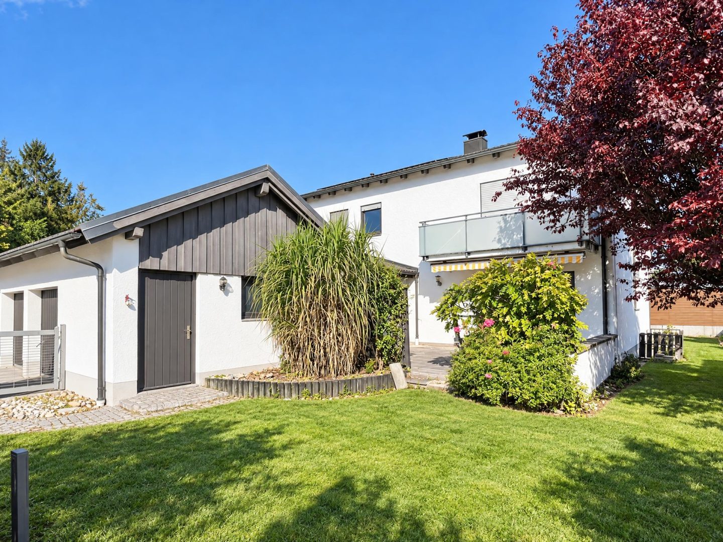 Gartenansicht mit Garage